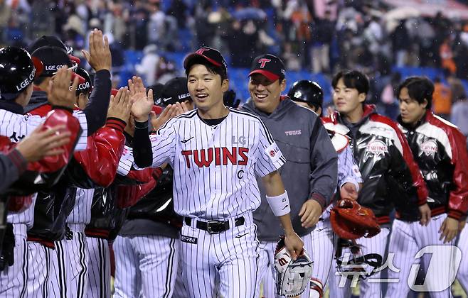 27일 서울 송파구 잠실야구장에서 열린 '2025 신한 SOL 뱅크 KBO리그' 한화 이글스와 LG 트윈스의 경기에서 2대1로 승리한 LG 선수들이 하이파이브를 하고 있다. 2025.3.27/뉴스1 ⓒ News1 김명섭 기자