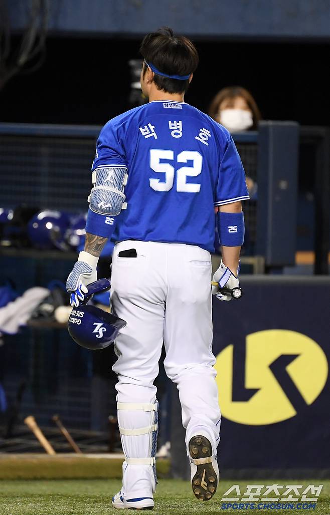 타석에서 침묵한 박병호는 무거운 마음으로 경기장을 나섰다.