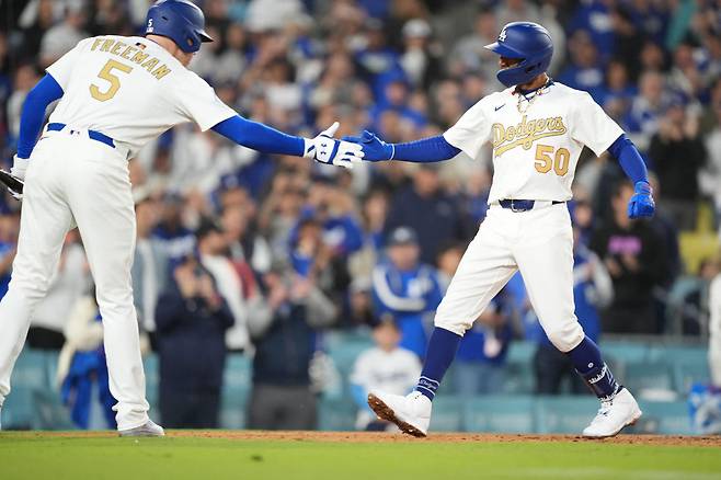 무키 베츠가 8회말 솔로포를 터뜨리고 들어와 프레디 프리먼의 환영을 받고 있다. Imagn Images연합뉴스