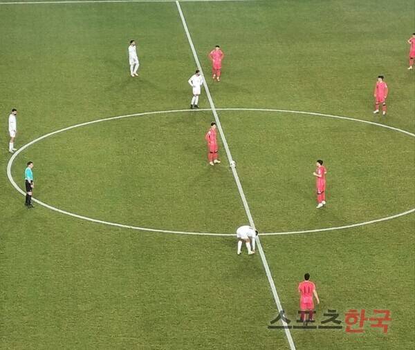 요르단전 후반 시작 직전에 촬영한 관리 잘된 수원월드컵경기장 잔디. ⓒ스포츠한국 김성수 기자