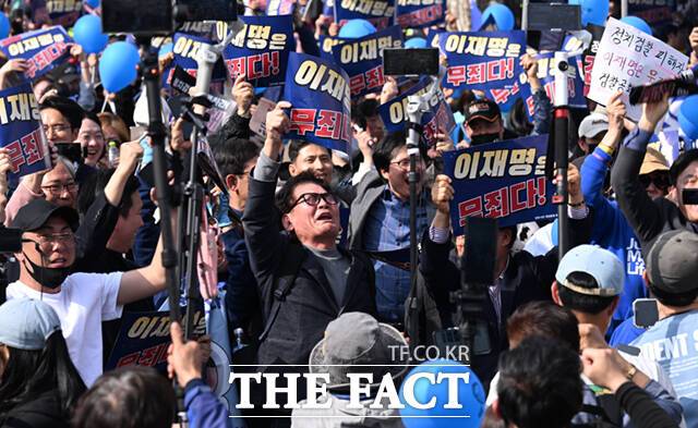 이재명 더불어민주당 대표가 공직선거법 위반 혐의 2심 선고에서 무죄를 선고받은 26일 오후 서울 서초구 서울중앙지검 앞 도로에서 이 대표 지지자들이 환호하고 있다. /이새롬 기자