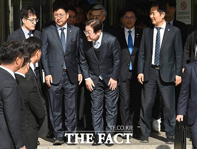 항소심에서 무죄 선고를 받은 이재명 더불어민주당 대표가 26일 오후 서울 서초구 서울고등법원에서 열린 공판을 마친 뒤 환호하는 지지자들에게 인사를 하고 있다. /사진공동취재단