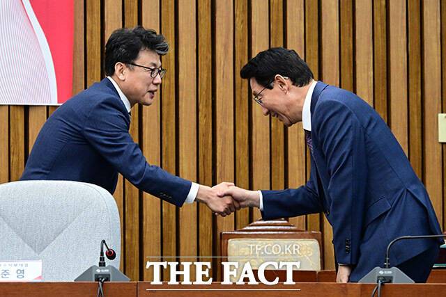 최근 경상북도 등지에서 발생한 대형 산불과 관련해 여야 간 '예비비 공방'이 격화되고 있다. 사진은 진성준 더불어민주당 정책위의장과 김상훈 국민의힘 정책위의장이 악수하고 있는 모습. /남윤호 기자