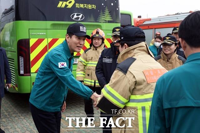 28일 산불 피해 지역인 안동을 찾은 오세훈 서울시장이 진화에 파견된 서울소방재난본부 소속 대원들을 만나 격려하고 있다./서울시