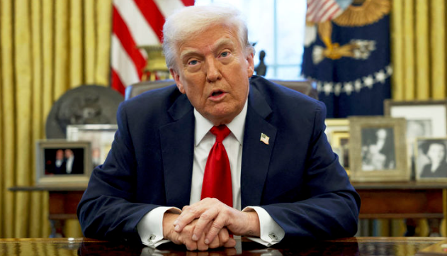 도널드 트럼프 미국 대통령이 지난 26일(현지시각) 백악관 집무실에서 기자들에게 발언하고 있다. / AP·뉴시스