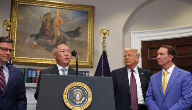 정의선 현대차그룹 회장(왼쪽 두번째)이 지난 24일(현지시각) 백악관 루스벨트룸에서 도널드 트럼프 미국 대통령이 지켜보는 가운데, 대미 신규 투자 계획을 발표하고 있다. / AP·뉴시스