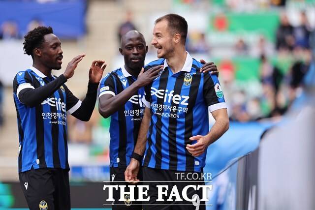 윤정환 감독 체제에서 1년 만의 K리그1 승격을 노리는 인천 선수들./K리그