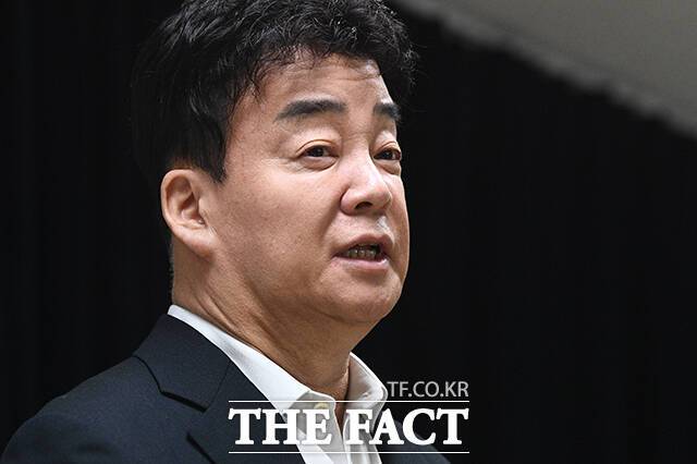 백종원 더본코리아 대표가 28일 오전 서울 서초구 스페이스쉐어 강남역센터에서 열린 더본코리아 정기 주주총회를 마친 뒤 취재진 질문에 답변하고 있다. /서예원 기자