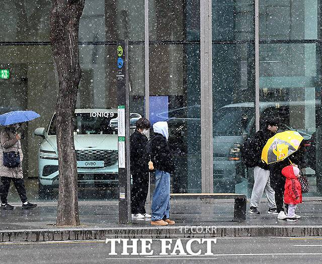 전국 대부분 지역의 아침 기온이 떨어져 쌀쌀한 날씨를 보인 29일 오전, 서울 서초구 서초동 일대에 눈이 내리고 있다. /이효균 기자