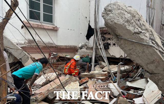 28일(현지시간) 미얀마 네피도에서 구조대와 자원봉사자가 지진으로 파손된 건물 속 생존자를 찾고 있다. /AP.뉴시스