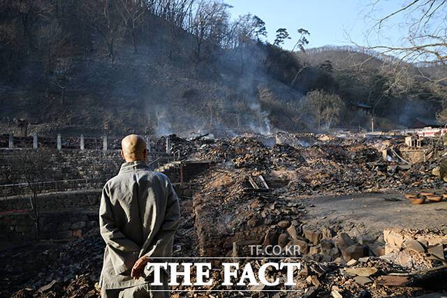 영남권 산불 사태로 인한 사망자가 2명 추가돼 인명피해가 70명으로 늘었다. 산불로 인해 큰 피해를 입은 경북 의성군 단촌면 고운사를 한 스님이 망연자실 바라보고 있다. /의성=박헌우 기자