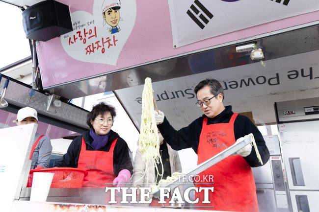 29일 안동시 임하면 산불 화재 피해 현장을 방문한 김동연 경기도지사가 이재민을 위로하고 무료 배식봉사를 진행하고 있다. /경기도