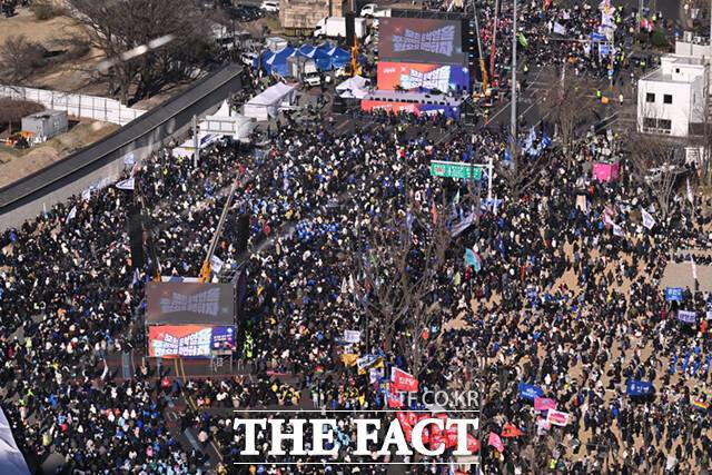 헌법재판소의 윤석열 대통령 탄핵심판 선고가 4월로 넘어갈 가능성이 커진 가운데, 3월 마지막 주말인 29일 오후 서울 광화문 동십자각 인근에서 윤 대통령 탄핵 찬성 대규모 집회가 열리고 있다. /이새롬 기자