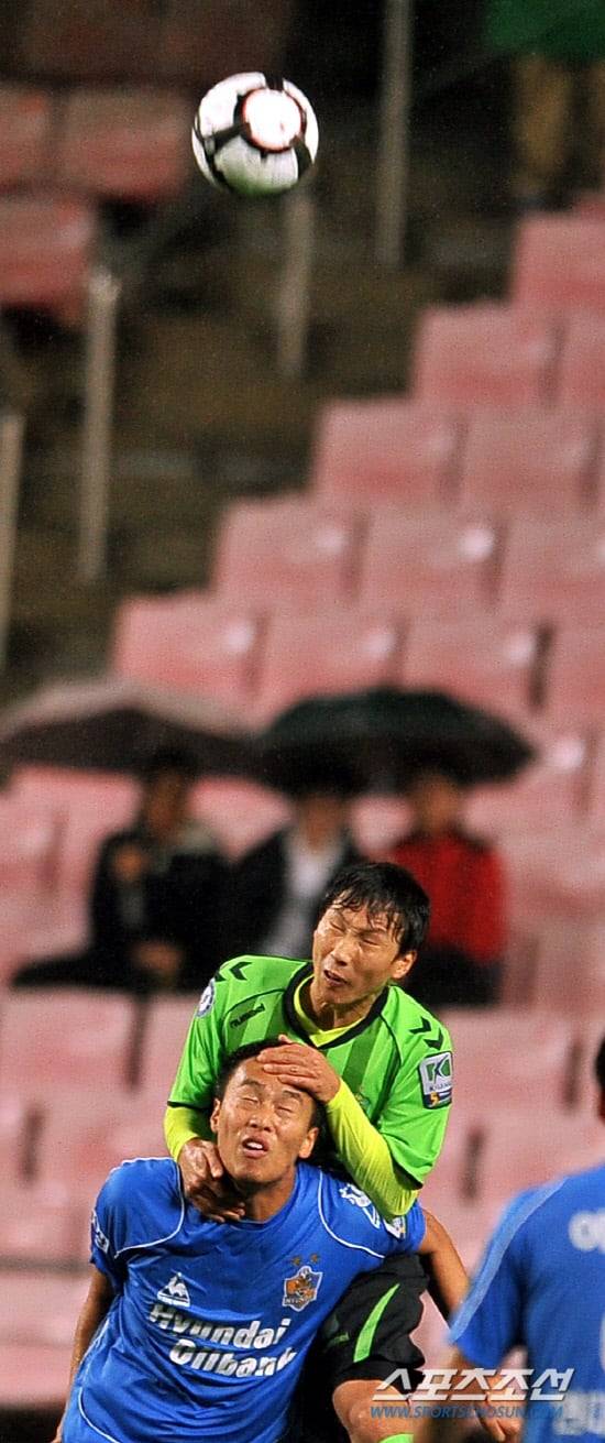 K-리그 챔피언 결정전 1차전 울산 현대와 전북 현대의 경기가 30일 울산 문수월드컵경기장에서 펼쳐졌다. 김신욱이 김상식에게 얼굴을 잡힌 채 괴로워하고 있다.  /울산=전준엽 스포츠조선 기자