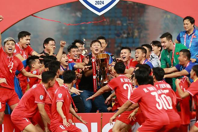 김상식 베트남 축구 대표팀 감독과 선수들이 미쓰비시컵 결승전 후 우승컵을 들어 올리고 있다. ‘파파 리더십’으로 선수들을 이끈 박항서 전 감독과 달리 김 감독은 ‘친형 리더십’으로 베트남 축구팀을 변화시켰다. 동남아 월드컵이라 불리는 미쓰비시컵에서 우승한 베트남 축구팀은 이후 무패 행진을 이어가고 있다. /디제이매니지먼트