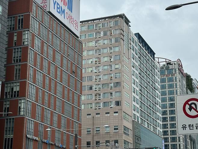 2024년 9월 13일 오후 서울 지하철 2호선 신촌역 인근 오피스텔과 상가 빌딩 전경. /박지윤기자