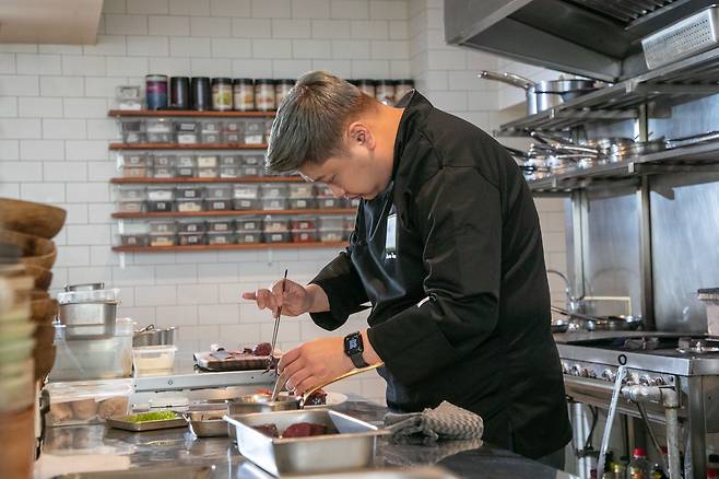 서울 성동구 디핀 옥수에서 윤남노 셰프가 요리를 하고 있다. /장련성 기자
