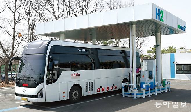 26일 직원 이송을 마친 온버스의 통근용 수소전기버스가 경기 안산시 상록구 본오동에 있는 코하이젠 수소충전소에서 수소를 충전하고 있다. 안산=신원건 기자 laputa@donga.com