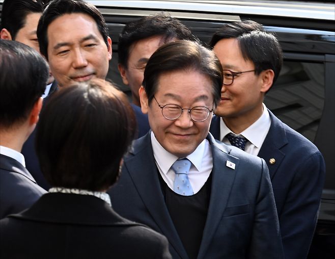 이재명 더불어민주당 대표가 26일 오후 서울 서초구 서울고등법원에서 열린 공직선거법 위반 혐의 항소심 선고 공판에서 무죄 판결을 받아낸 뒤 활짝 웃으며 차에 오르고 있다. 사진공동취재단