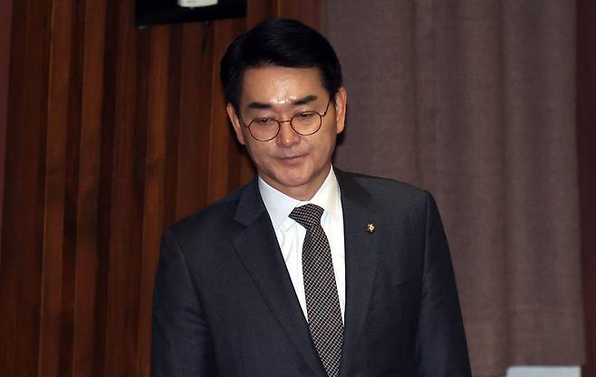 박용진 더불어민주당 의원이 지난해 2월 20일 오전 서울 여의도 국회에서 열린 제413회국회(임시회) 2차 본회의에 참석하고 있다. 박 의원은 당시 경선 과정에서 의정활동 평가 현역 하위 10% 통보를 받았고 결국 경선에서 탈락해 같은 해 4월 치러진 제22대 국회의원선거에 출마하지 못했다. 동아일보DB