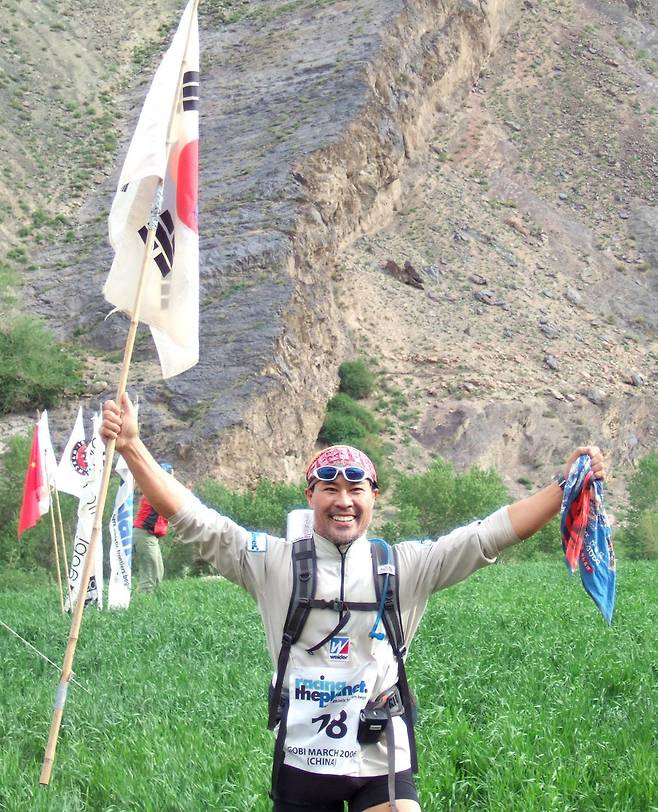 창용찬 원장이 2006년 고비사막마라톤(중국)에 출전헤 마스터스부 에서 우승한 뒤 모습. 창용찬 원장 제공.