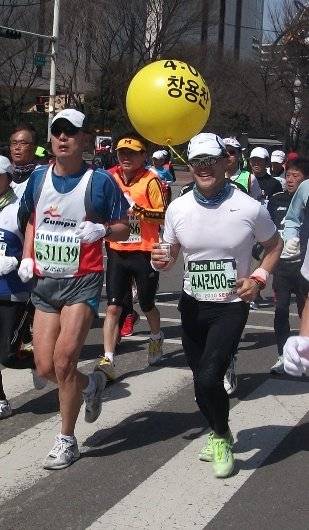 창원창 원장(오른쪽)이 동아마라톤 4시간 페이스메이커로 활약하고 있는 모습. 창용찬 원장 제공.