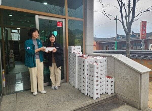 사천 딸기농가, 산청 산불 이재민에 딸기 150박스 기탁