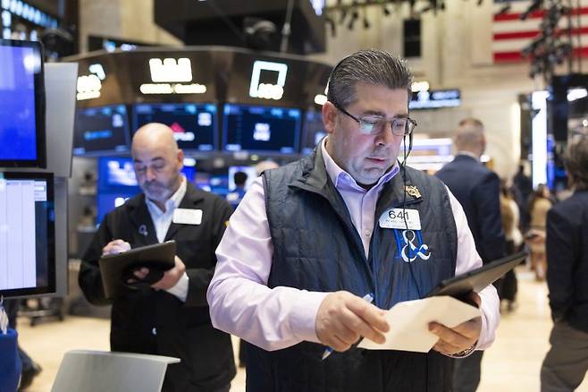 트레이더들이 28일 미국 뉴욕 증권거래소에서 주가 지표를 우려섞인 표정으로 쳐다보고 있다. EPA 연합뉴스