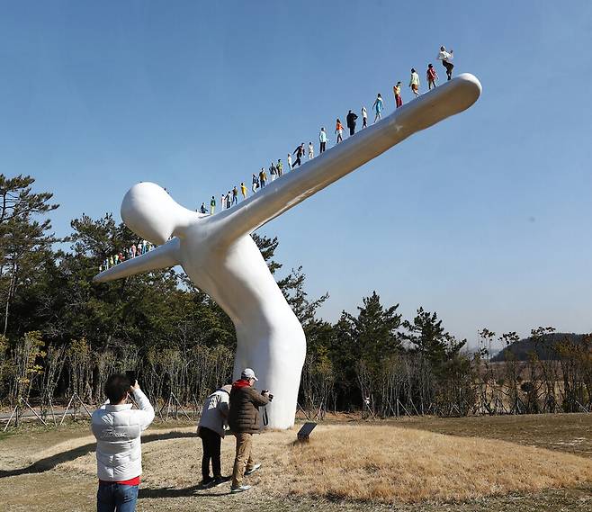 하늘과 땅, 인간과 인간, 과거와 미래를 잇는다는 의미를 담은 유영호 작가의 작품 ‘브리지 오브 휴먼’. ‘산이정원’에는 유 작가 작품 같은 예술품이 곳곳에 있다. 박미향 기자