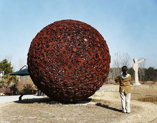 ‘산이정원’에 있는, 이름도 특이한 이재효 작가의 작품 ‘0121-1110=116501’. 조형물 뒤편엔 이영섭 작가의 ‘어린 왕자’가 서 있다. 박미향 기자