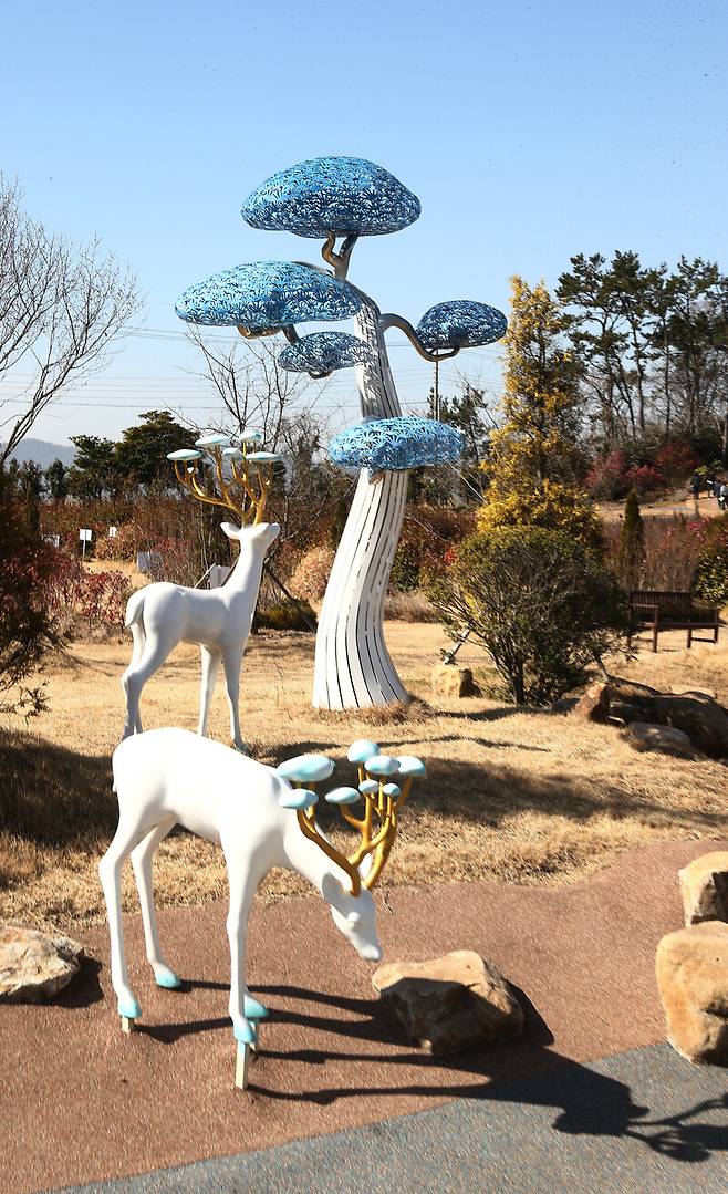 요상한 모양새의 조각품은 ‘산이정원’을 다른 느낌으로 즐기게 하는 요소다. 박미향 기자