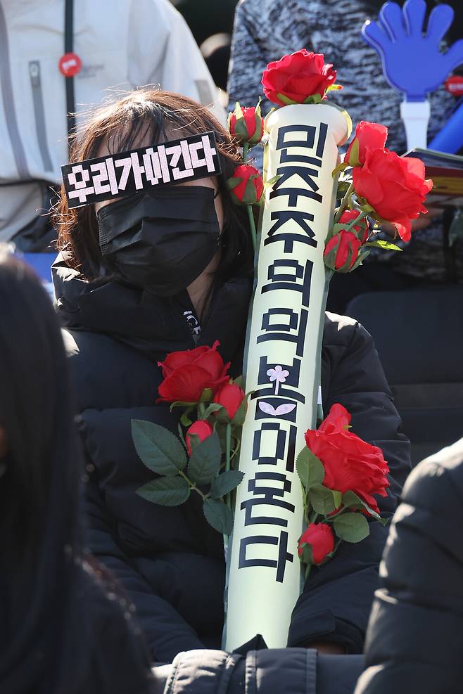 ‘윤석열 즉각 퇴진! 사회대개혁! 범시민대행진 17차’가 서울 종로구 광화문 일대에서 열린 29일 오후 한 참석자가 ‘우리가 이긴다’고 적힌 안경을 끼고 있다. 김혜윤 기자 unique@hani.co.kr