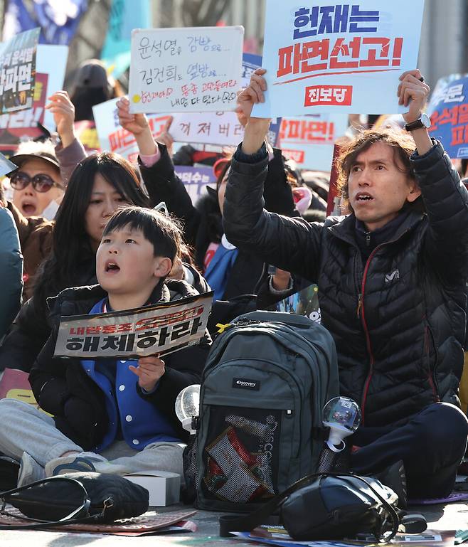 ‘윤석열 즉각 퇴진! 사회대개혁! 범시민대행진 17차’가 서울 종로구 광화문 일대에서 열린 29일 오후 참석자들이 구호를 외치고 있다. 김혜윤 기자 unique@hani.co.kr