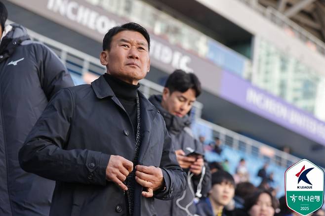 조성환 부산 감독이 29일 인천전용구장에서 열린 인천과의 K리그2 5라운드 중 경기를 지켜보고 있다. 사진=프로축구연맹