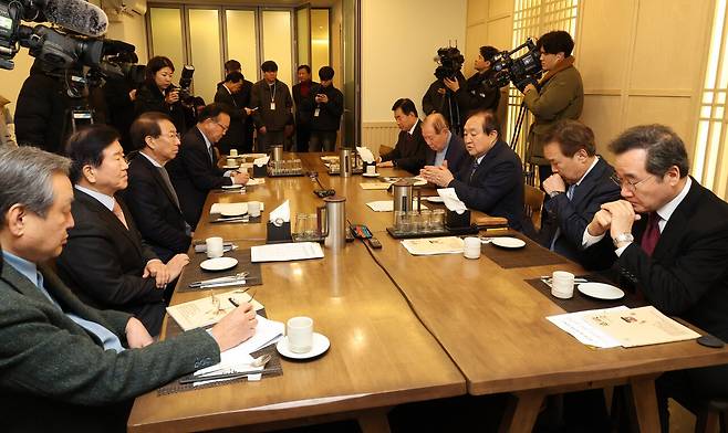 전직 국회의장·국무총리·당대표로 구성된 ‘나라를 걱정하는 원로모임’ 제3차 간담회가 지난 2월 3일 오전 서울 여의도 한 음식점에서 열려 정대철 헌정회장이 발언하고 있다. 이날 간담회에는 정 회장 외에 김원기·김진표·박병석 전 국회의장과 김부겸·정운찬·이낙연 전 국무총리, 김무성·손학규 전 당대표 등이 참석했다. [연합뉴스]