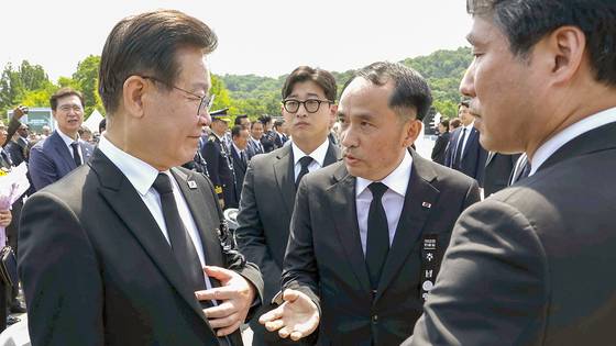더불어민주당 이재명 대표가 2023년 6월 서울 동작구 국립서울현충원에서 열린 제68회 현충일 추념식장에서 최원일 전 천안함장(가운데)으로부터 항의를 받고 있다. 대통령실사진기자단