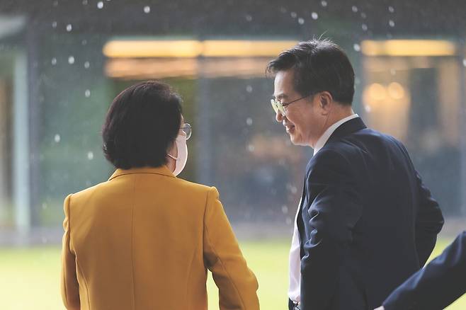 함께한 지 40년을 훌쩍 넘긴 오랜 시간에도 김동연 경기지사가 아내 정우영 씨를 바라보는 눈길에 애정이 듬뿍 담겨 있다. [사진 경기도]