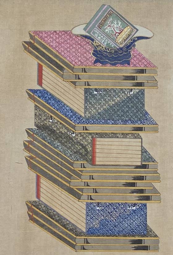 아모레퍼시픽미술관 '조선민화전'에 나온 국립중앙박물관 소장 1918년 작 '책거리 12폭 병풍'의 부분 확대. 영문이 새겨진 담뱃갑의 모습의 이채롭다. 문소영 기자