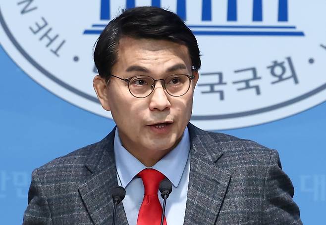 윤상현 국민의힘 의원이 지난 23일 국회 소통관에서 기자회견을 하고 있다. 뉴스1