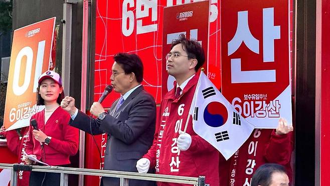 윤상현 국민의힘 의원(가운데)이 지난 28일 서울 구로구청장 보궐선거에 출마한 이강산 자유통일당 후보(오른쪽)를 지원 유세하고 있다. 이강산 후보 페이스북.