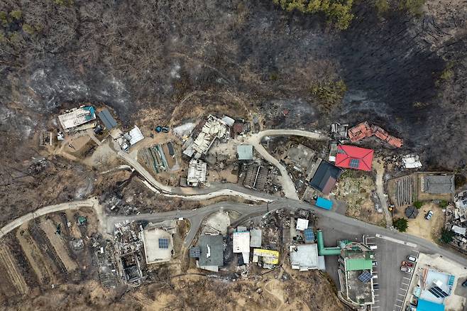 27일 오후 경북 안동시 임하면 인근 한 마을 주택이 전소돼 있다. / 사진=뉴스1