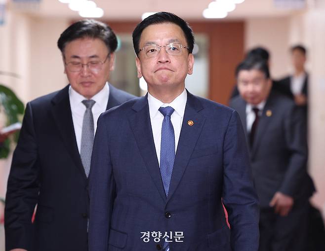 최상목 경제부총리 겸 기획재정부 장관이 25일 서울 종로구 정부서울청사에서 열린 국무회의에 참석하고 있다. 대통령실사진기자단