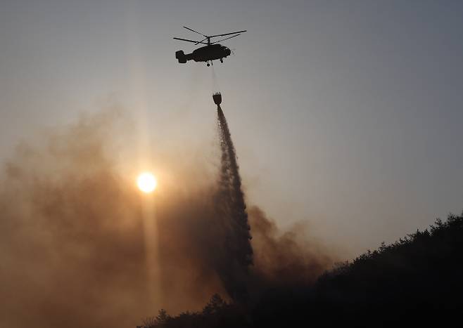 29일 경북 안동시 남후면 고하리 부근에서 산불이 다시 발생해 헬기가 진화 작업을 하고 있다. 사진=연합뉴스