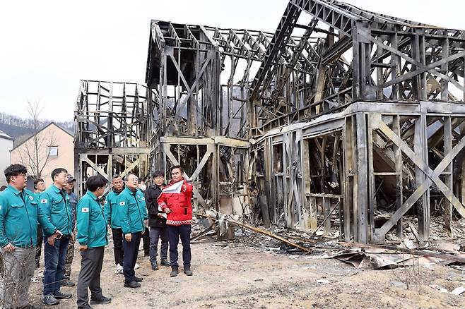 고기동 중앙재난안전대책본부장(행안부장관 직무대행)이 28일 오전 산불 피해를 입은 경북 의성군 단촌면 고운마을캠핑장 현장을 방문하여 피해 상황 등을 점검하고 있다. 사진=행정안전부