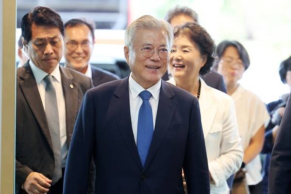 문재인 전 대통령이 '9·19 평양공동선언 6주년 전남 평화회의'에 참석하기 위해 이동하고 있다. 연합뉴스&nbsp;