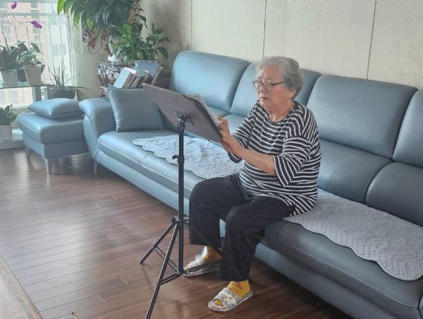 김경심 권사가 지난 22일 경기도 남양주 자택에서 성경을 읽는 모습. 김경심 권사 제공