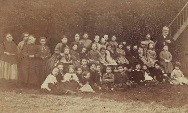 “얘들아, 미소는 원래 힘들 때 짓는 거란다.” 빅토르 위고가 가난한 아이들을 불러 음식을 대접한 뒤 찍은 사진. 맨 오른쪽 위 노인이 빅토르 위고다.