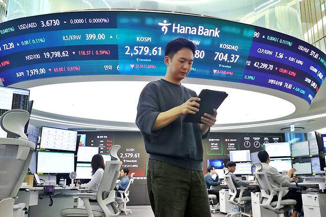 28일 오전 서울 중구 하나은행 본점 딜링룸에서 직원이 업무를 보고 있다. [사진 = 연합뉴스]