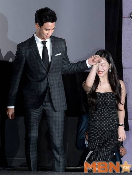 고(故) 설리의 친오빠 A씨가 다시 한 번 의미심장한 메시지를 남기며 여론의 중심에 섰다. 사진=MBN스타 DB