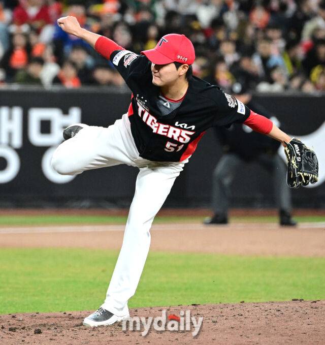 2025년 3월 28일 오후 대전 한화생명 볼파크에서 진행된 '2025 신한 SOL뱅크 KBO 리그' KIA 타이거즈와 한화 이글스의 경기.KIA 전상현이 7회말 구원등판해 역투하고 있다./대전 = 유진형 기자